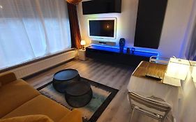 Cosy Corner In Quiet Suburb - All Cars Allowed